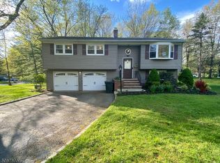 64 Fawn Ridge Dr, Millington, NJ 07946