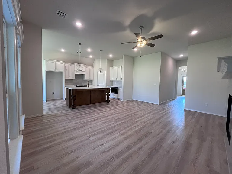 12406 S Lakewood Ave — Photo 8