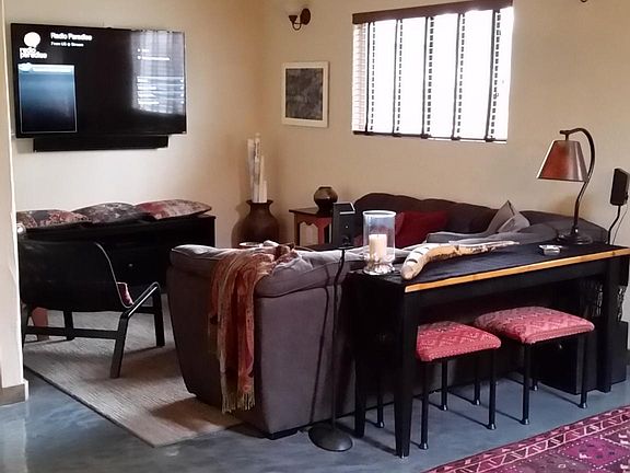 Living room with 60" flat screen TV featuring Netflix and HBO.