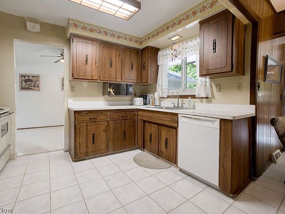 3rd image of 492 Jeannette Dr