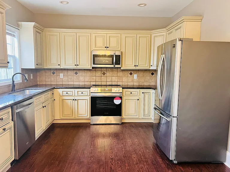 105 Charing Pl — Photo 3