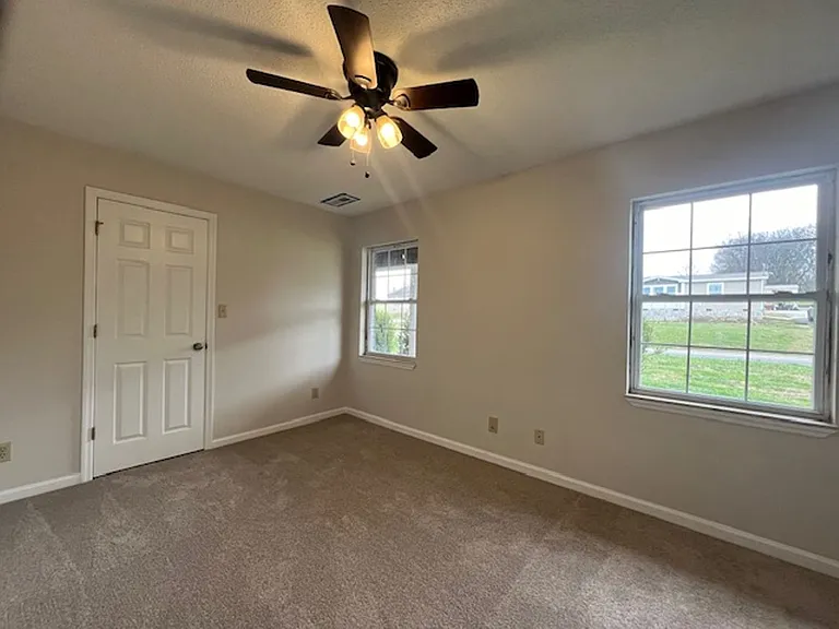 1403 Broadview Cir — Photo 11