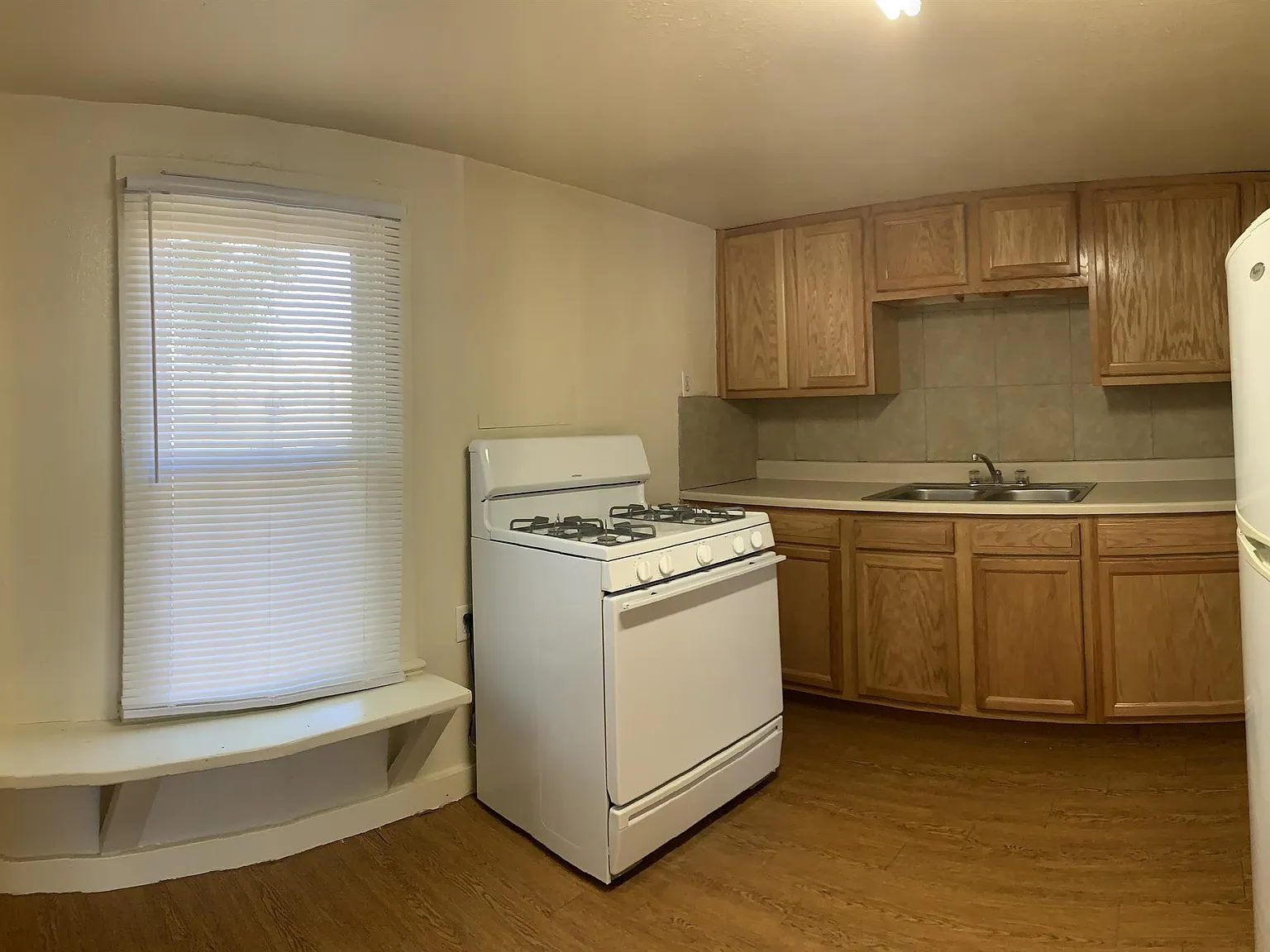916 Axtell Apt C - Apt C — Photo 3