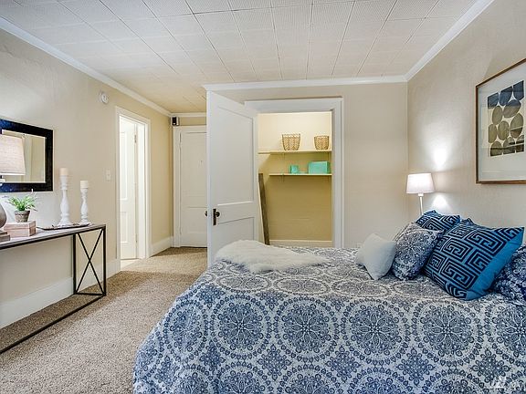 4th image of 4725 15th Ave NE APT 4
