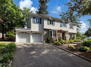 190 Old Mill Rd, Manhasset, NY 11030