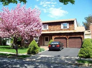 106 Greenway Dr S, Syosset, NY 11791