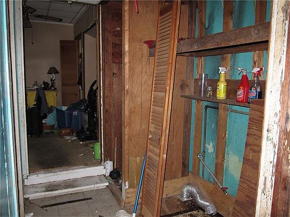 3rd image of 1124 Spain St