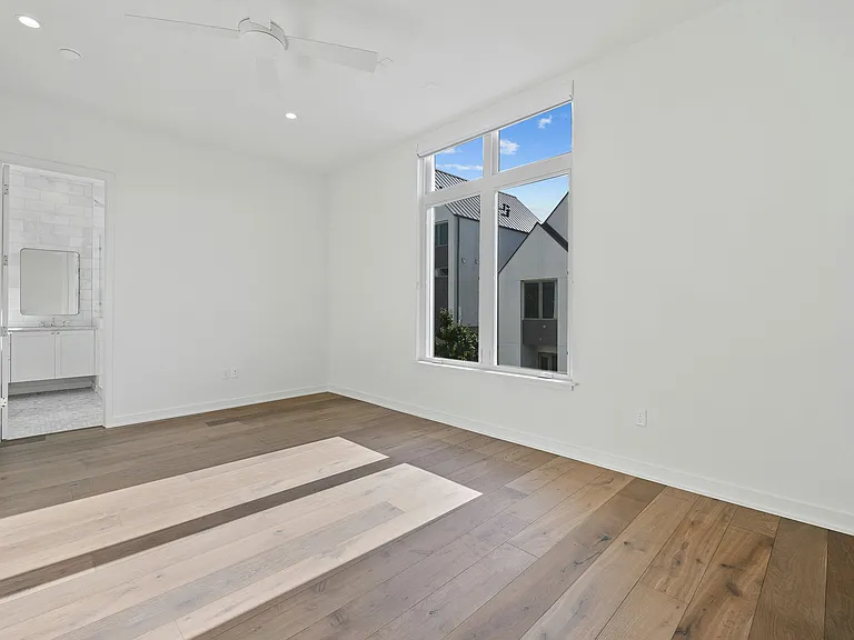 2518 Sutherland St — Photo 10
