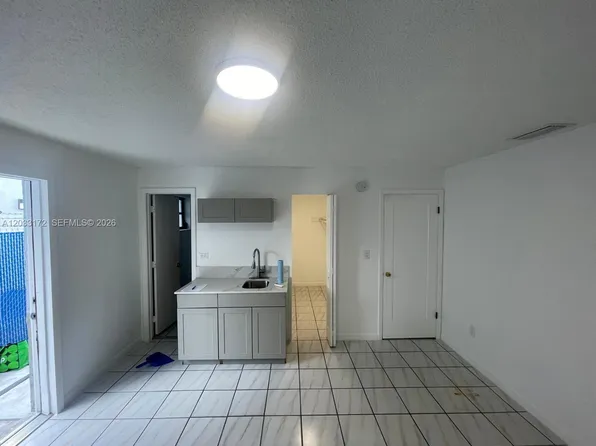 1717 NW 16th St #B, Miami, FL 33125