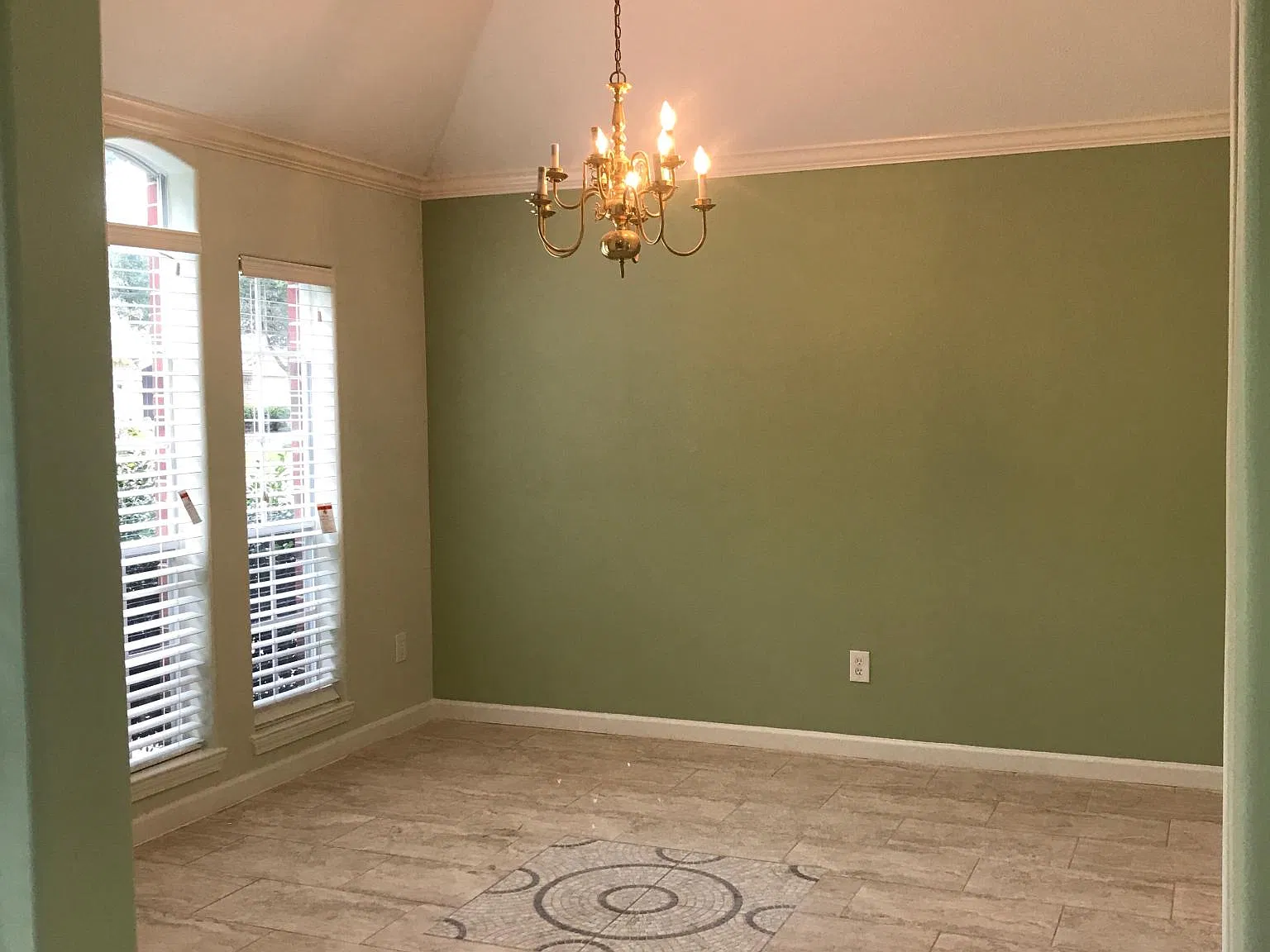 4 bed, 2726 sqft, $2,500 — Photo 2