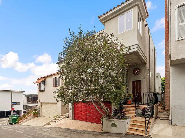 121 Marine Pl — Photo 3