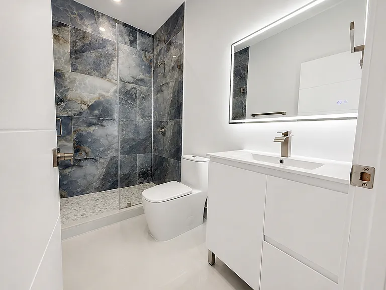 Hallway Bathroom by the 3rd bedroom