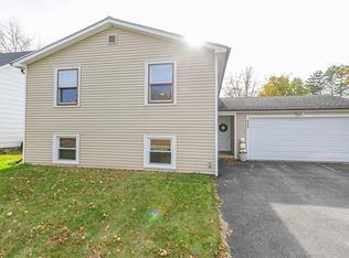 425 Pebbleview Dr, Rochester, NY 14612