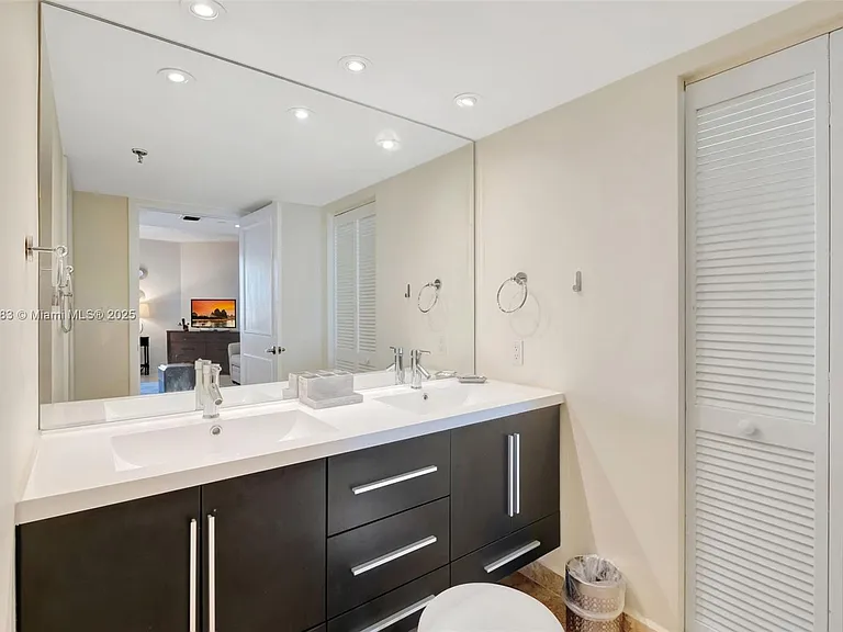 520 Brickell Key Dr #A914 — Photo 11