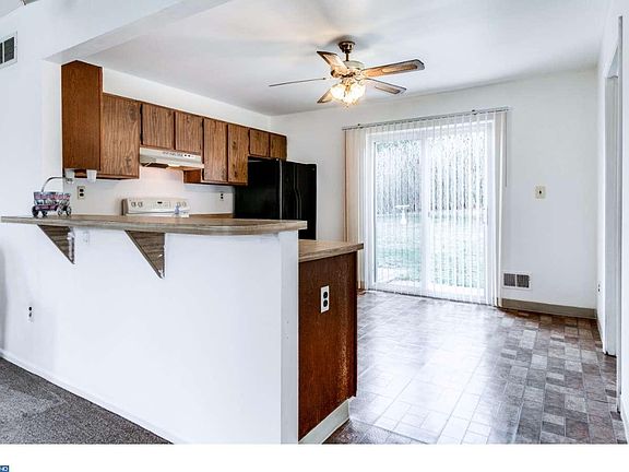4th image of 468 N Hyde Pl