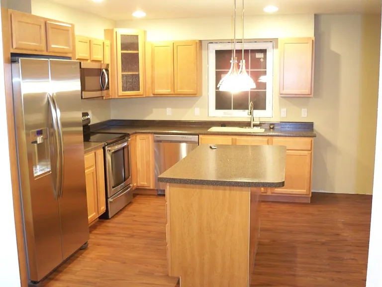 912 Hawthorne Dr — Photo 1