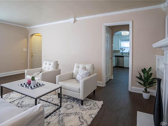 5th image of 209 Sandalwood Dr