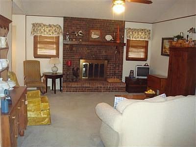 2nd image of 1266 E Lakewood St
