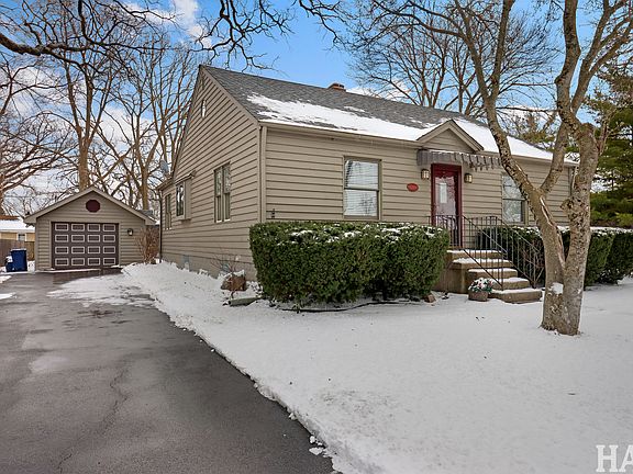 2nd image of 27 Oak Lane Dr
