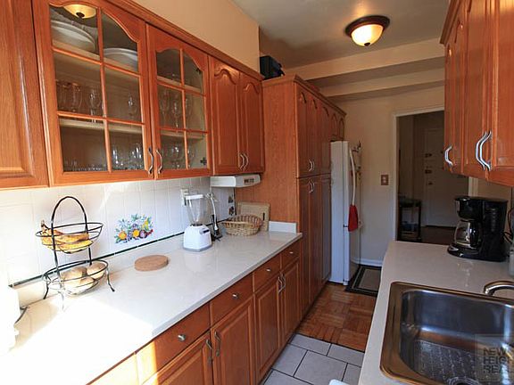 4th image of 75 Park Ter E APT D82