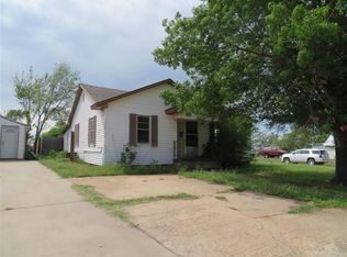 300 S 17th St, Clinton, OK 73601