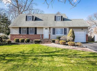 22 Apple Ln, Commack, NY 11725