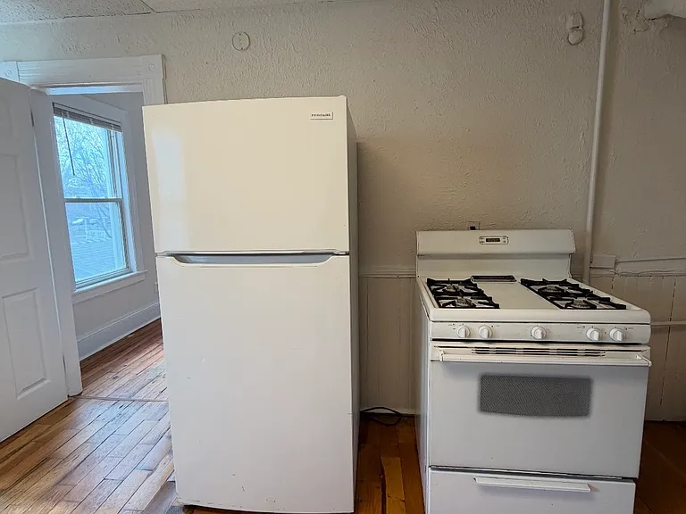 120 Rennell St — Photo 3