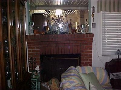4th image of 102 W Dolphin Dr
