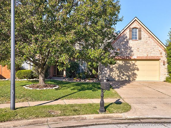 2nd image of 1016 S Cypress Ave