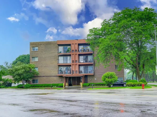 4838 Howard St APT 301, Skokie, IL 60077