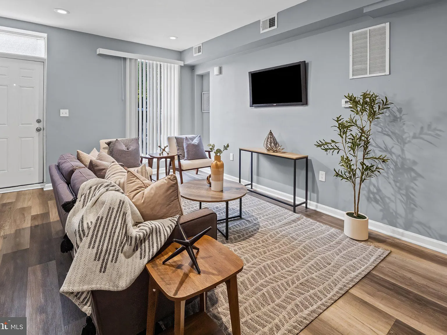3 bed, 2.0 bath, 1064 sqft, $1,875 — Photo 4