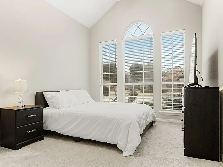 118 W Greenbriar Ln — Photo 37