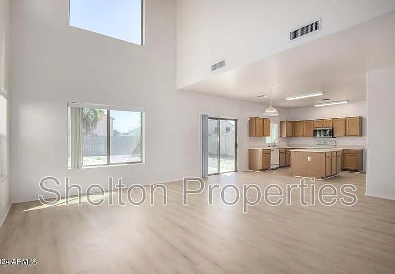 17229 W Caribbean Ln — Photo 4