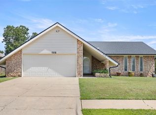513 Williams Dr, Moore, OK 73160