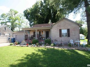 105 9th St, Carmi, IL 62821