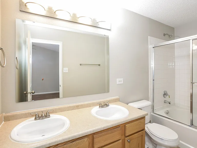 6906 W Dover Pl — Photo 10