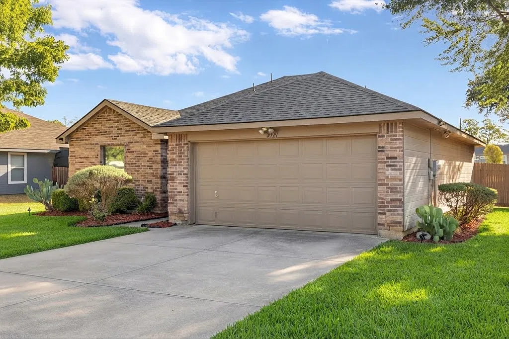 3 bed, 1184 sqft, $2,195 — Photo 1