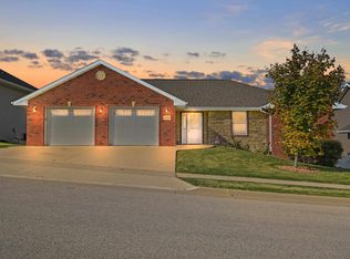 6621 S Dorchester Ln, Dubuque, IA 52003