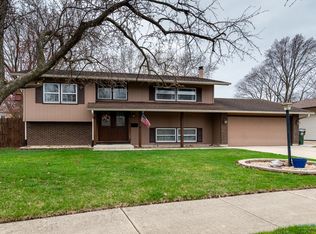 67 Kenilworth Ave, Elk Grove Village, IL 60007