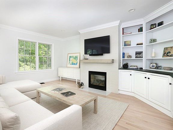 4th image of 344 Boylston St APT A