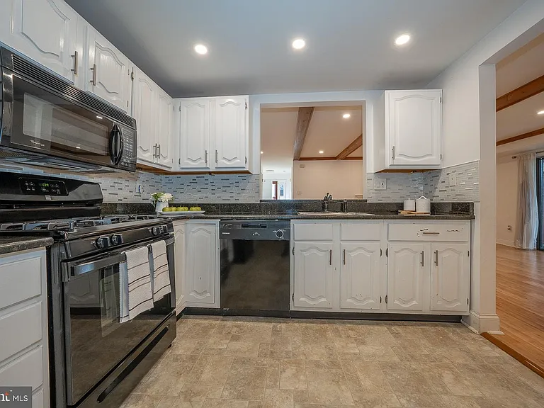 504 Mountainview Dr — Photo 5