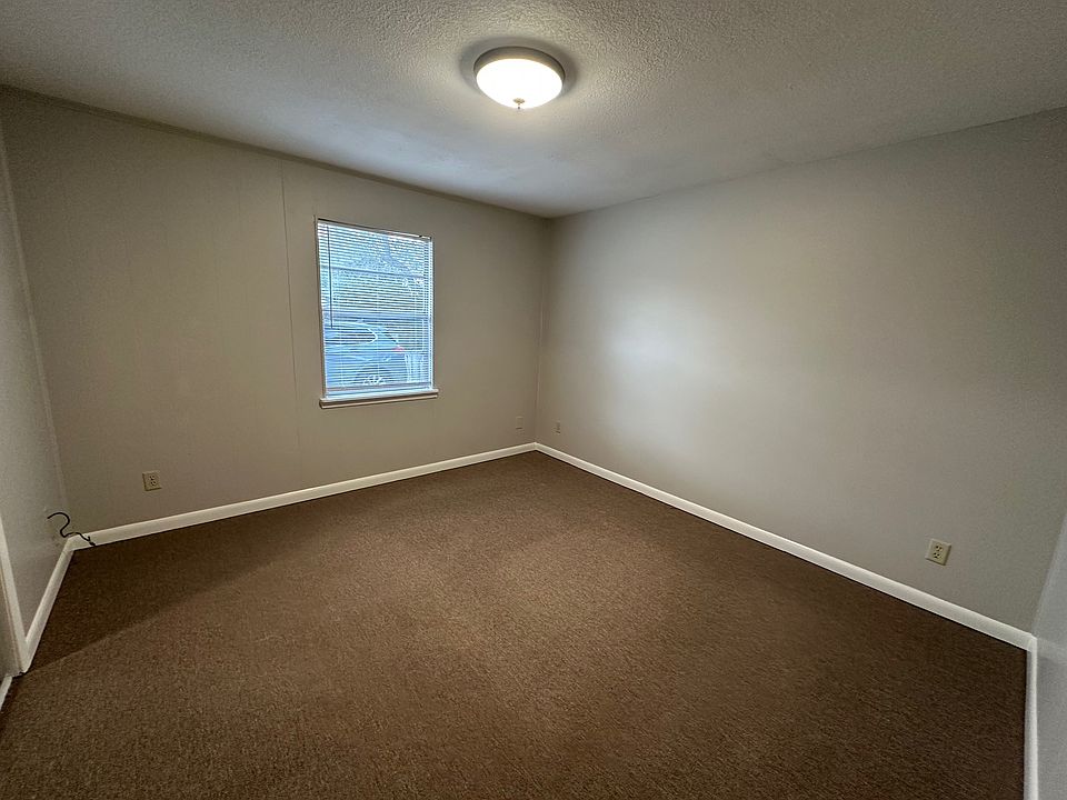 Second bedroom with double mirrored sliding door.