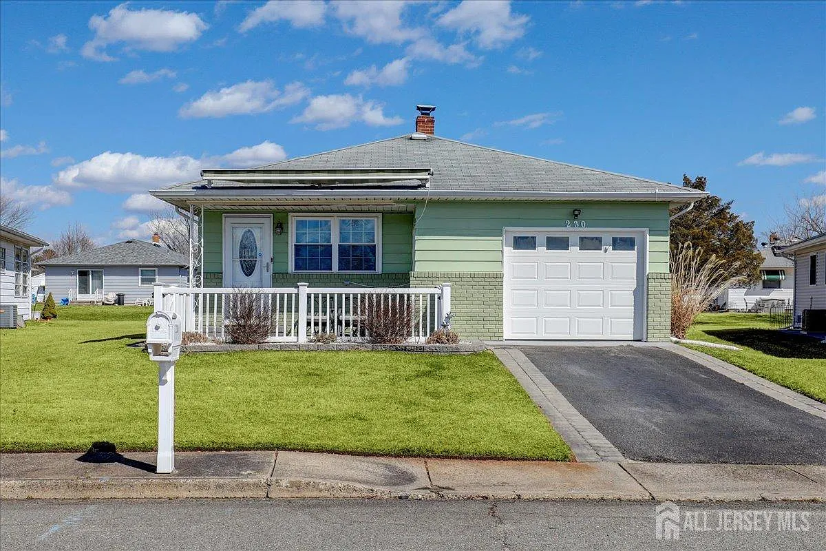 230 Charlotteville Dr N photo 1