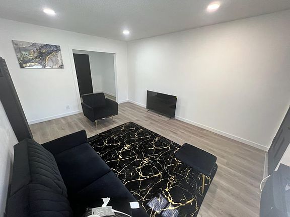 5th image of 10940 Oxnard St #2