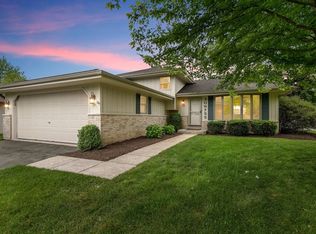 30W755 Whispering Winds Dr, Naperville, IL 60563