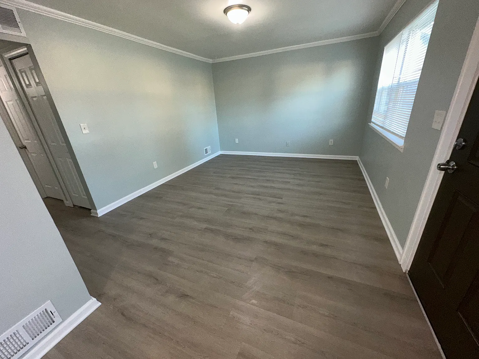 3 bed, 1005 sqft, $1,300 — Photo 2