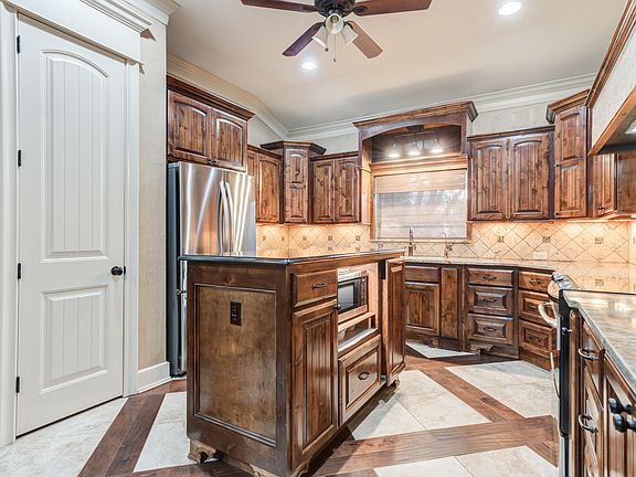 3rd image of 9 Tuscan Villas Cir