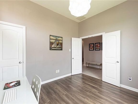5th image of 412 Foxcraft Dr
