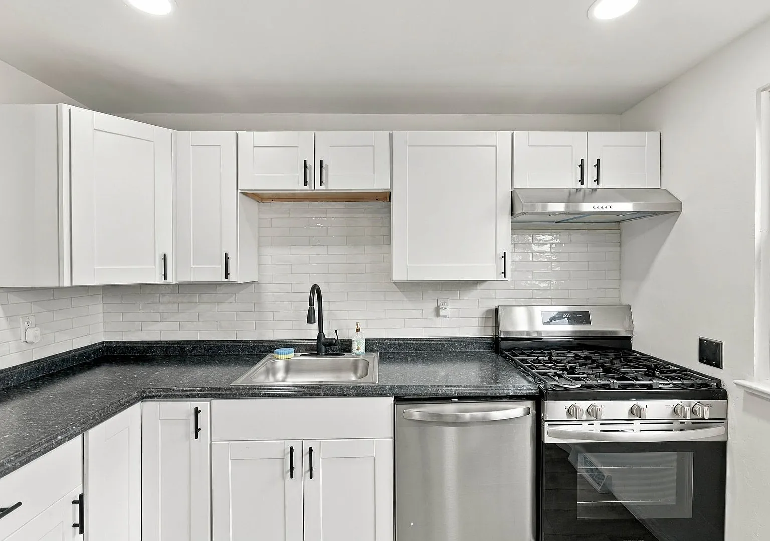 Spacious 3-Bedroom Townhouse with Garage & Finished Basement — Photo 3