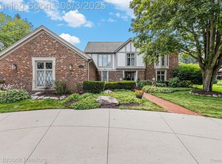 4705 Rivers Edge Dr, Troy, MI 48098
